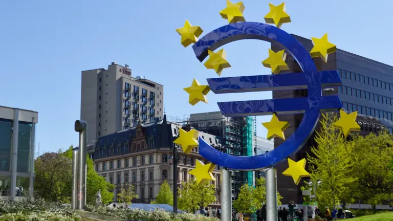 Didelis Euro simbolis Frankfurte prie Europos centrinio banko būstinės pastatų fone.