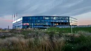 Žalgirio arena Kaune, simbolizuojanti Lietuvos krepšinio tradicijas ir nacionalinį pasididžiavimą.