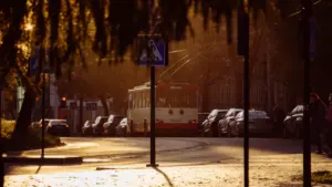 Viešasis transportas Vilniaus gatvėje, informuojantis apie artėjančius eismo pokyčius ir viešojo transporto permainas.