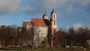 Šv. Kotrynos bažnyčia Vilniaus senamiestyje gražų rudens vakarą su besileidžiančia saule.