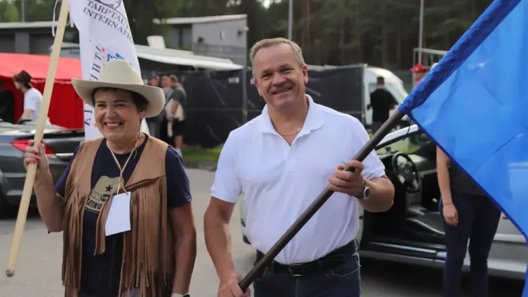Visagine rikiuosis „Country“ motorinė kolona