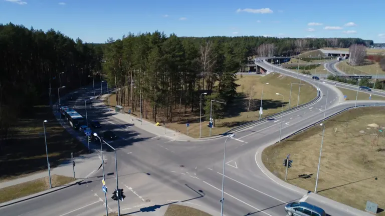 Oro nuotrauka: eismo srautas Vilniaus daugialygėje sankryžoje saulėtą dieną.