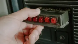Rankos deda techninį komponentą į įrenginį, ruošiant namus šildymo sezonui.