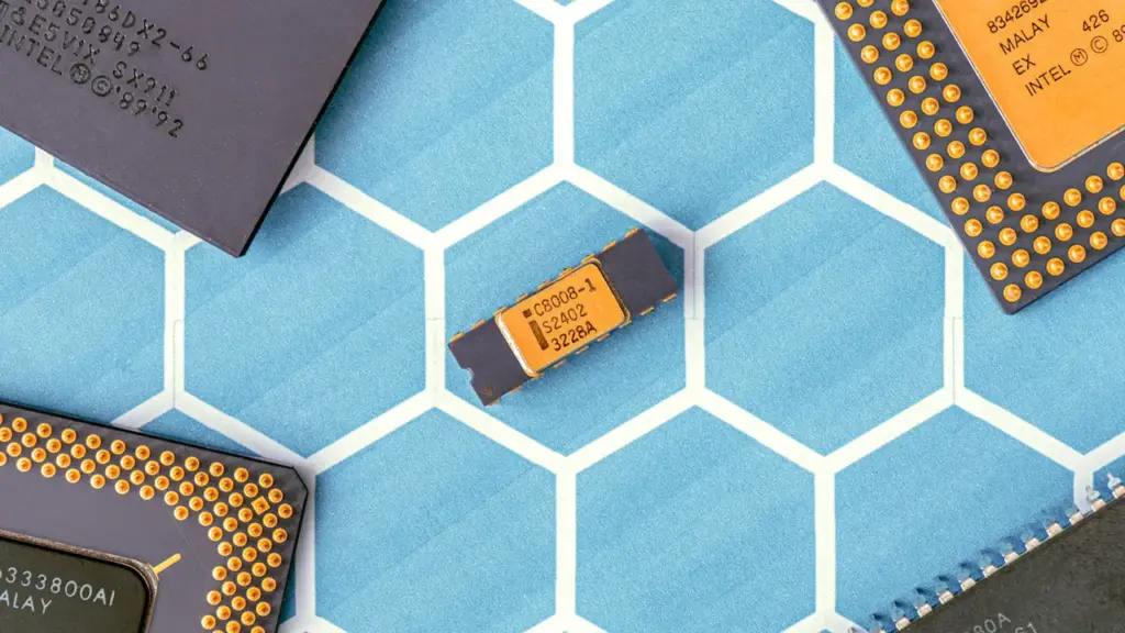 Elektroninės mikroschemos ir kompiuterinės technologijos detalės, reprezentuojančios Lietuvos inovacijų potencialą.