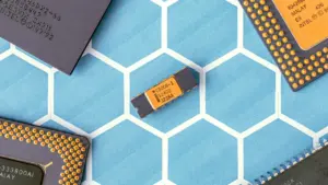Elektroninės mikroschemos ir kompiuterinės technologijos detalės, reprezentuojančios Lietuvos inovacijų potencialą.