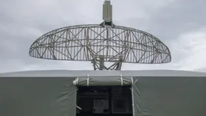 Karinė technika su radaro antena skirta oro erdvės stebėjimui ir saugumui užtikrinti.