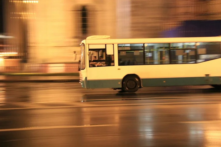 Sapnas apie vėluojantį autobusą: ką primena skubėjimo jausmas