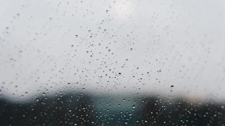 Sapnuoti lietų: emocijų, permainų ir vidinės būsenos ženklai