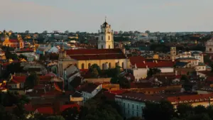 Vilniaus senamiesčio panorama su istorine bažnyčios varpine, primenanti sudėtingą miesto praeitį.