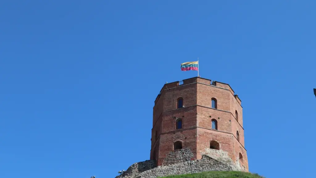 Gedimino bokštas su Lietuvos trispalve vėliava Vilniaus centre esančioje kalvoje.