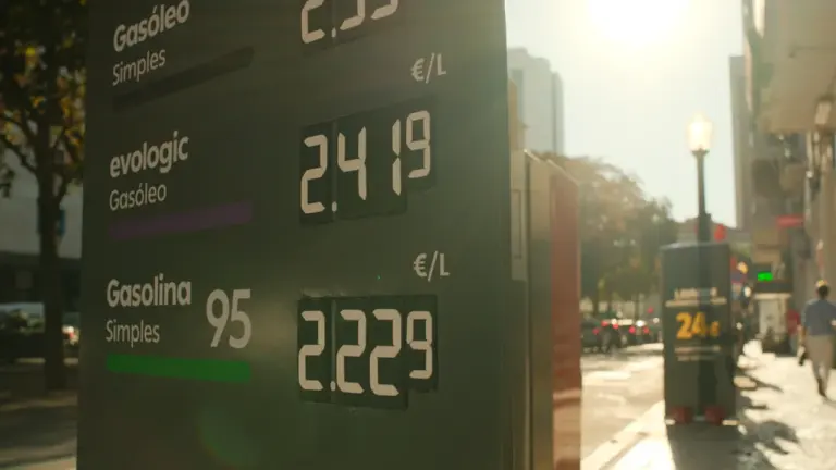 Degalų kainos Lietuvoje: kada apsimoka važiuoti į kitą degalinę
